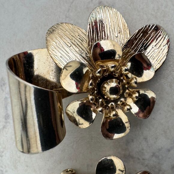 Vintage Gold-Tone Floral Clip-On Earrings - Picture 7 of 7